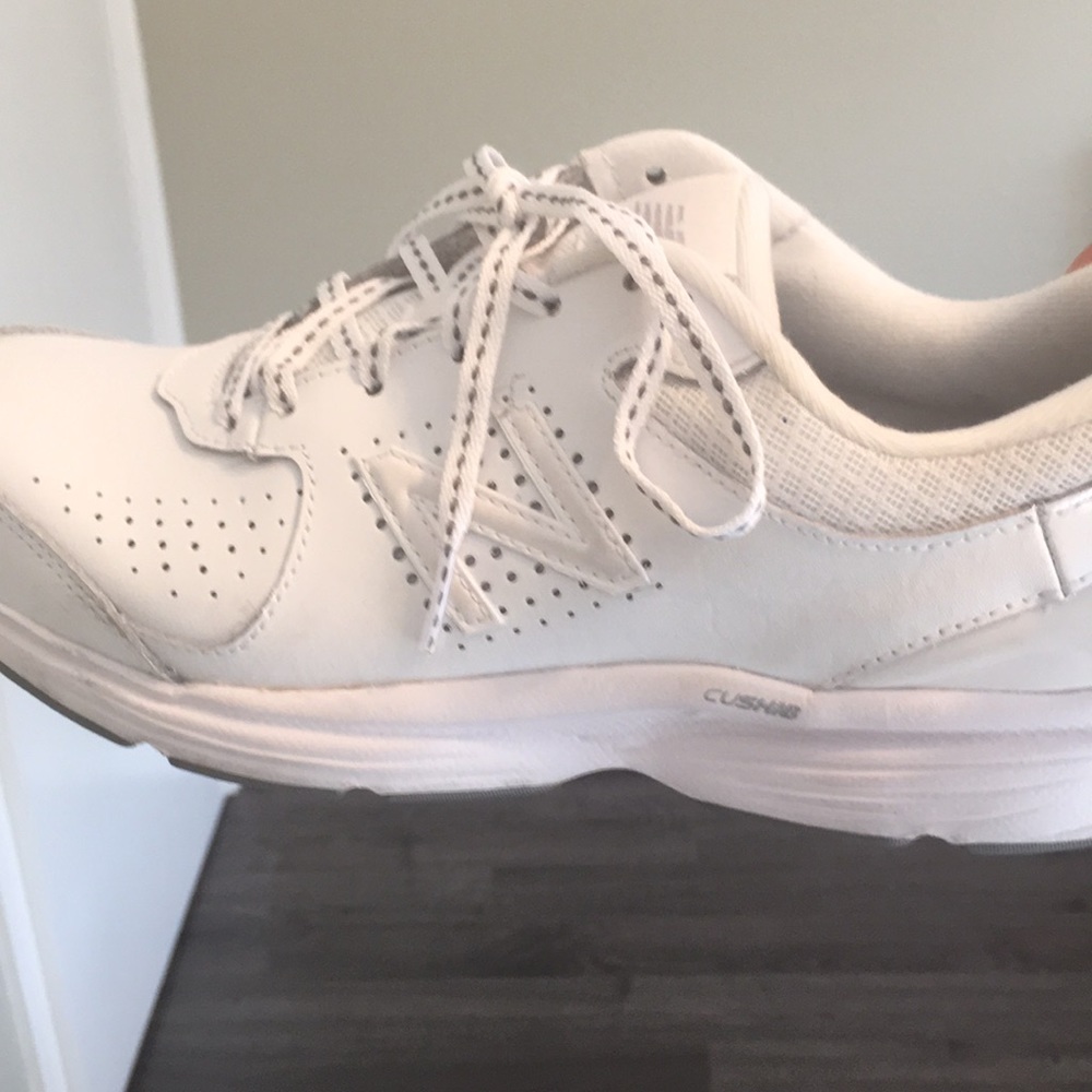 New balance tennis shoes